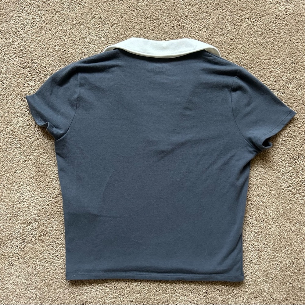Hollister Small Collared V-Neck T-Shirt - Picture 7 of 7